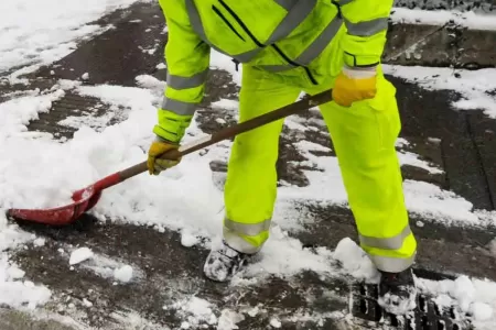 Hand-Shoveling-Winter-Services